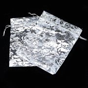 Organza - chiffonpose med sølvroser. 90 mm. Hvid. 10 stk.